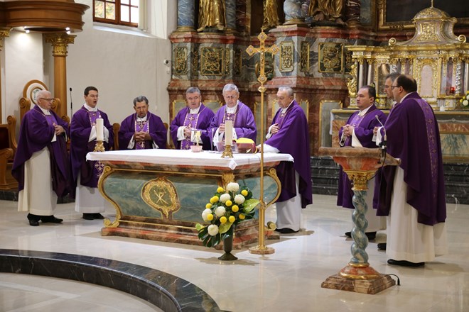 Na Dušni dan biskup Mrzljak slavio euharistiju za pokojne i nestale hrvatske branitelje i policajce
